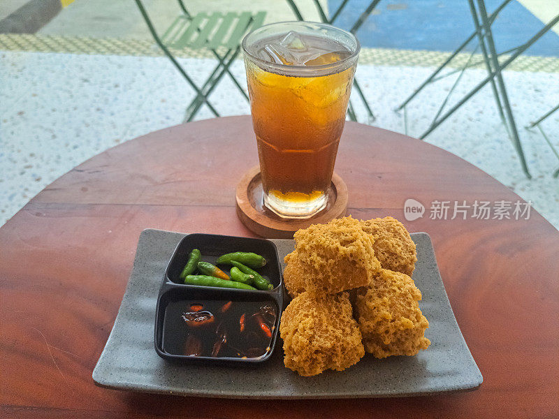 美味的Tahu Goreng Krispi或炸豆腐脆和茶冰(Es Teh)。零食和饮料菜单。